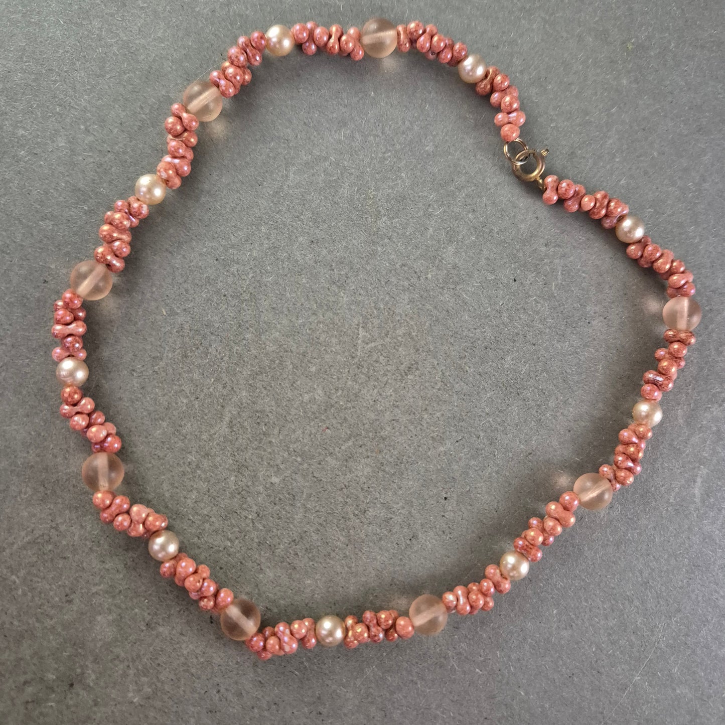 Damen Kette in Rosa und Perlmuttoptik – Verspielt und charmant