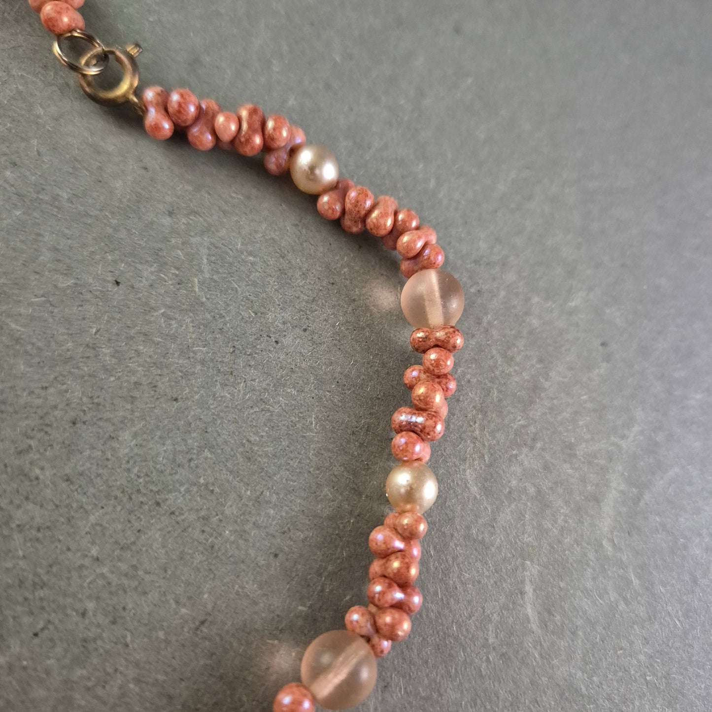 Damen Kette in Rosa und Perlmuttoptik – Verspielt und charmant