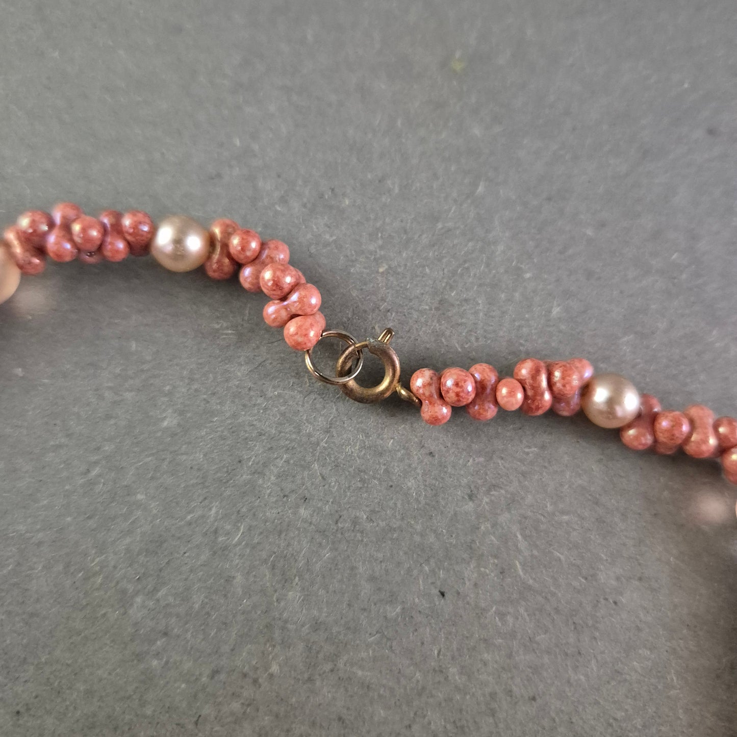 Damen Kette in Rosa und Perlmuttoptik – Verspielt und charmant