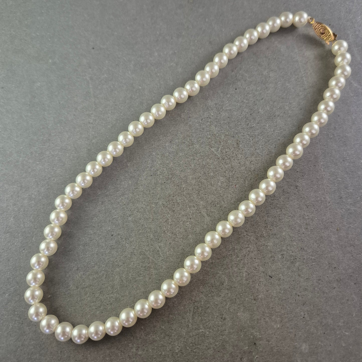 Damen Perlen Kette Eleganter Halsschmuck mit goldenem Verschluss