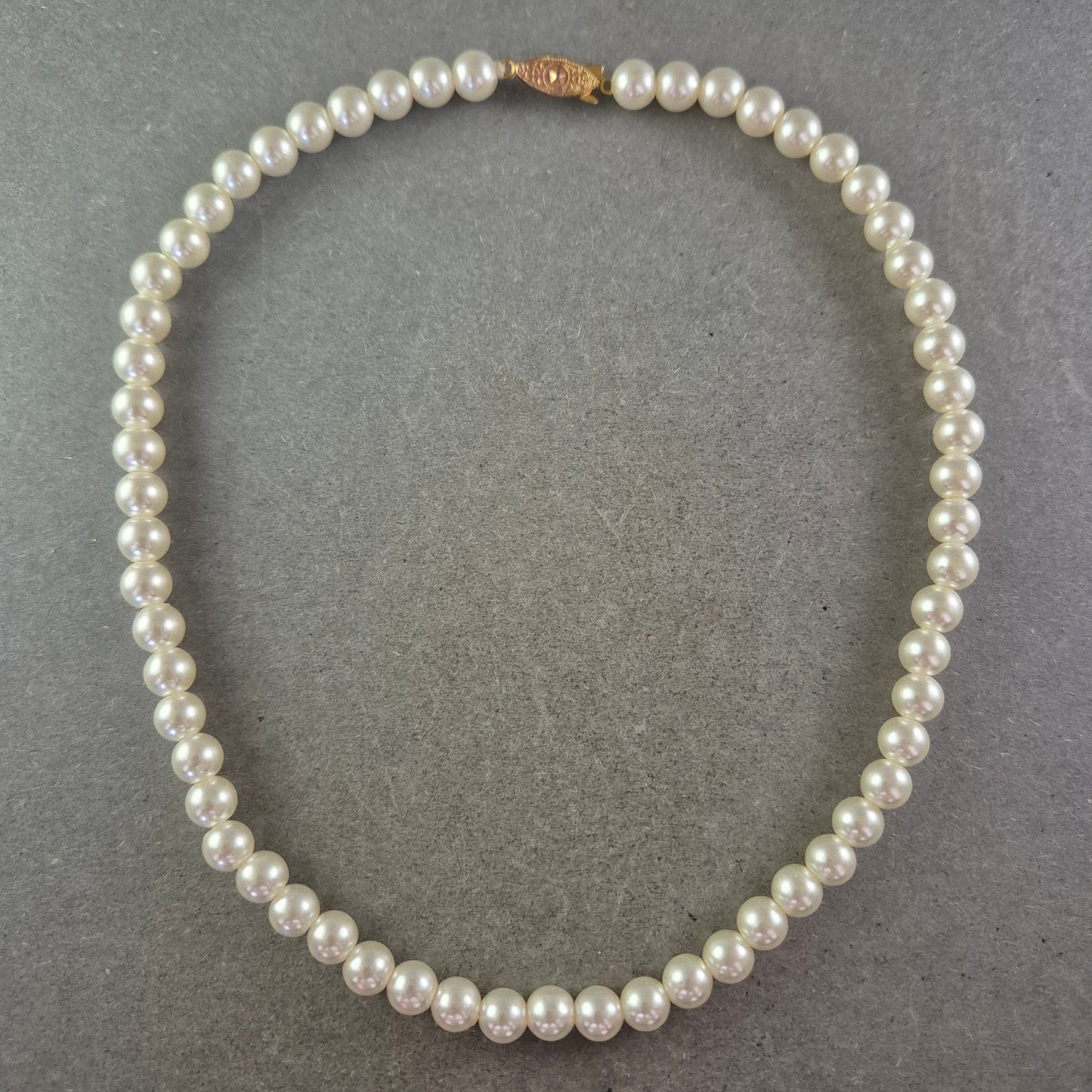 Damen Perlen Kette Eleganter Halsschmuck mit goldenem Verschluss