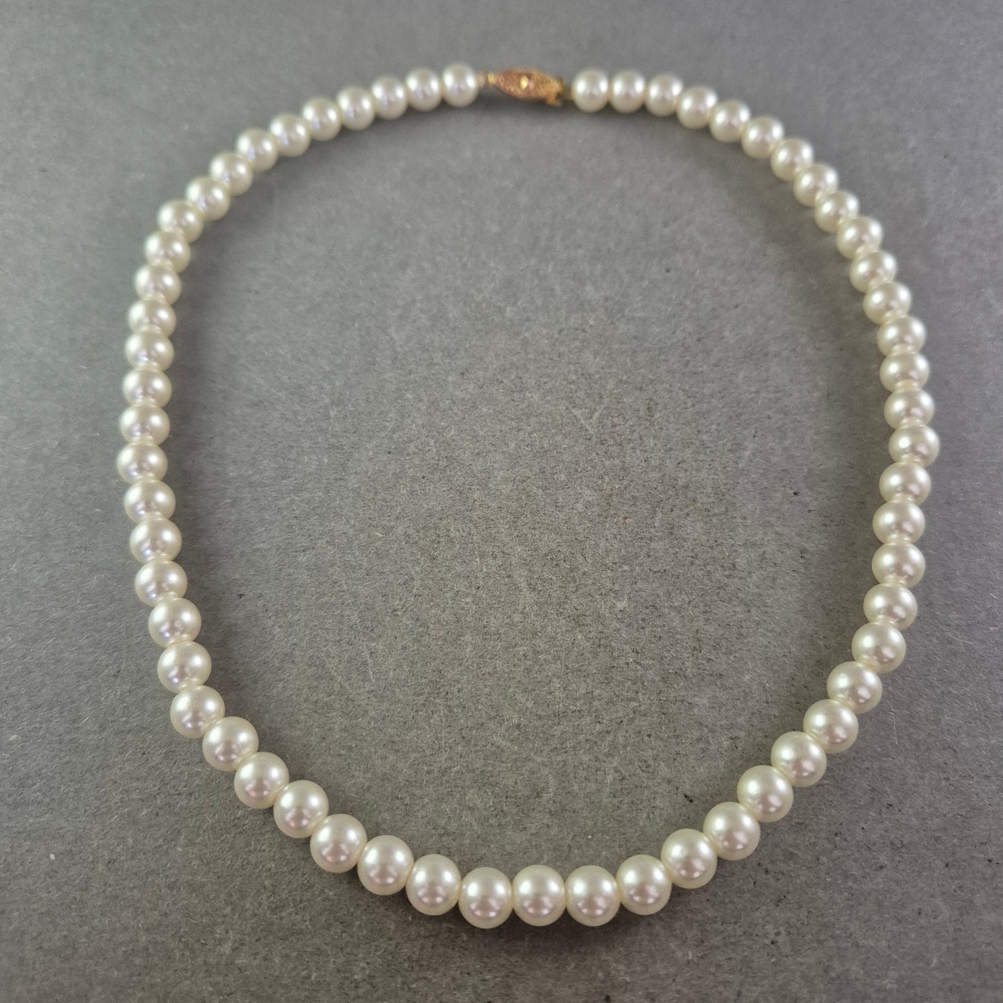 Damen Perlen Kette Eleganter Halsschmuck mit goldenem Verschluss