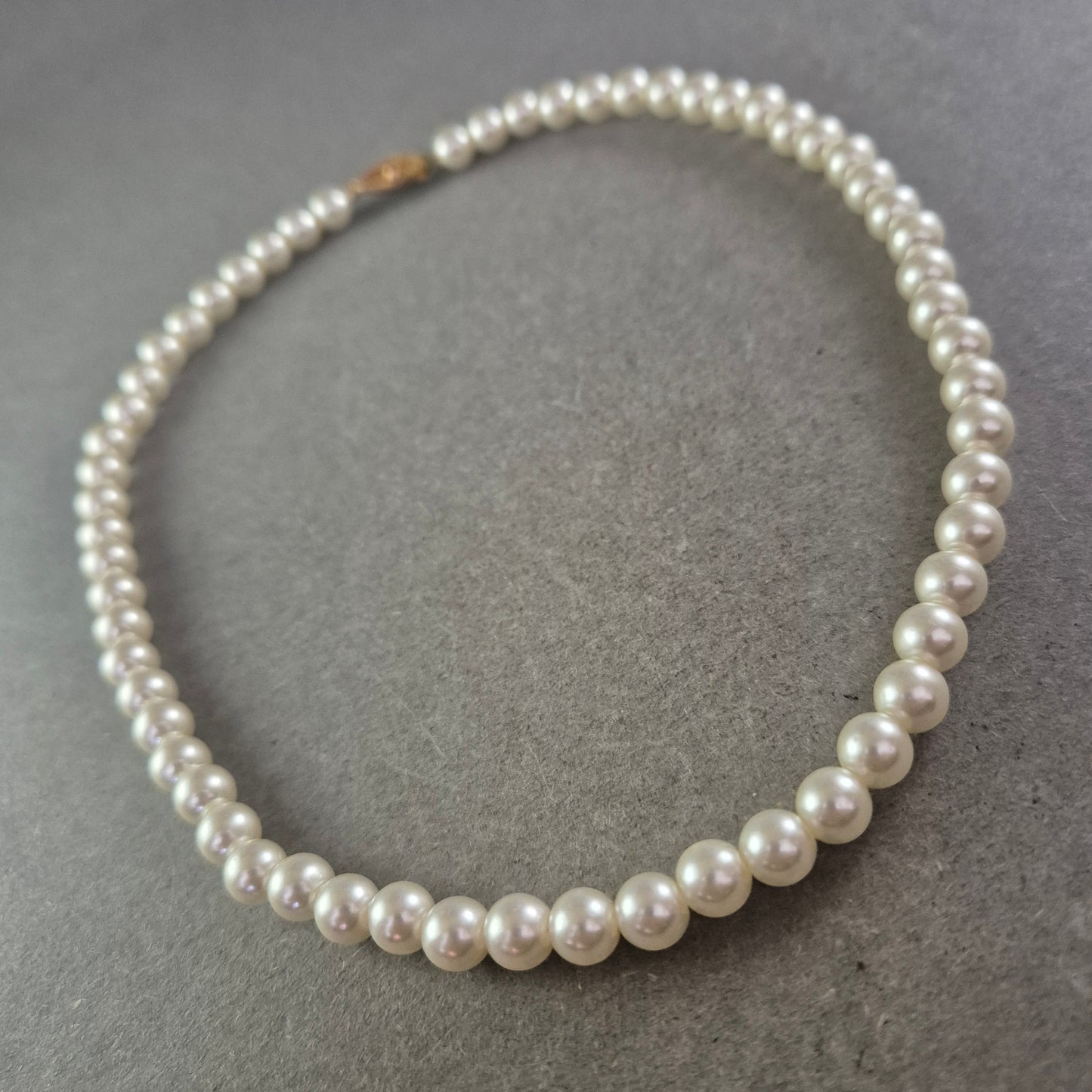 Damen Perlen Kette Eleganter Halsschmuck mit goldenem Verschluss