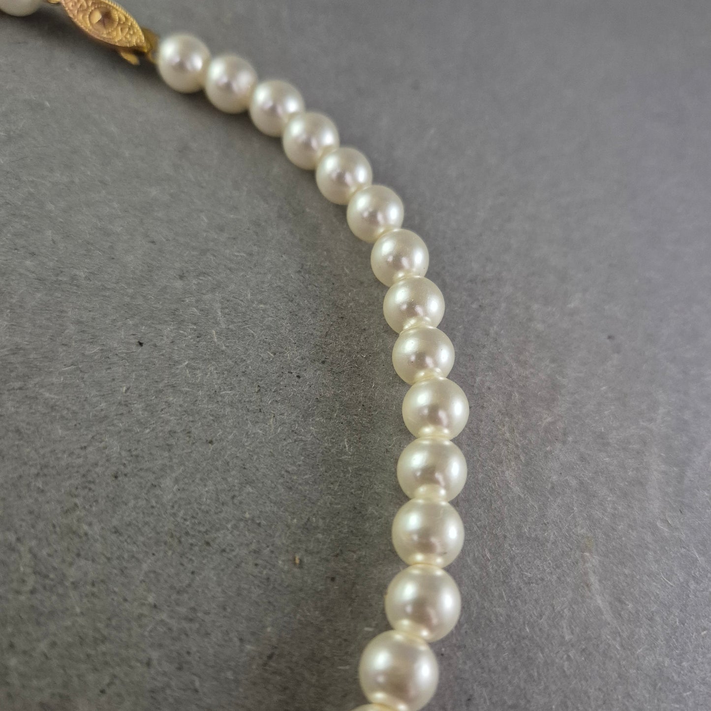 Damen Perlen Kette Eleganter Halsschmuck mit goldenem Verschluss