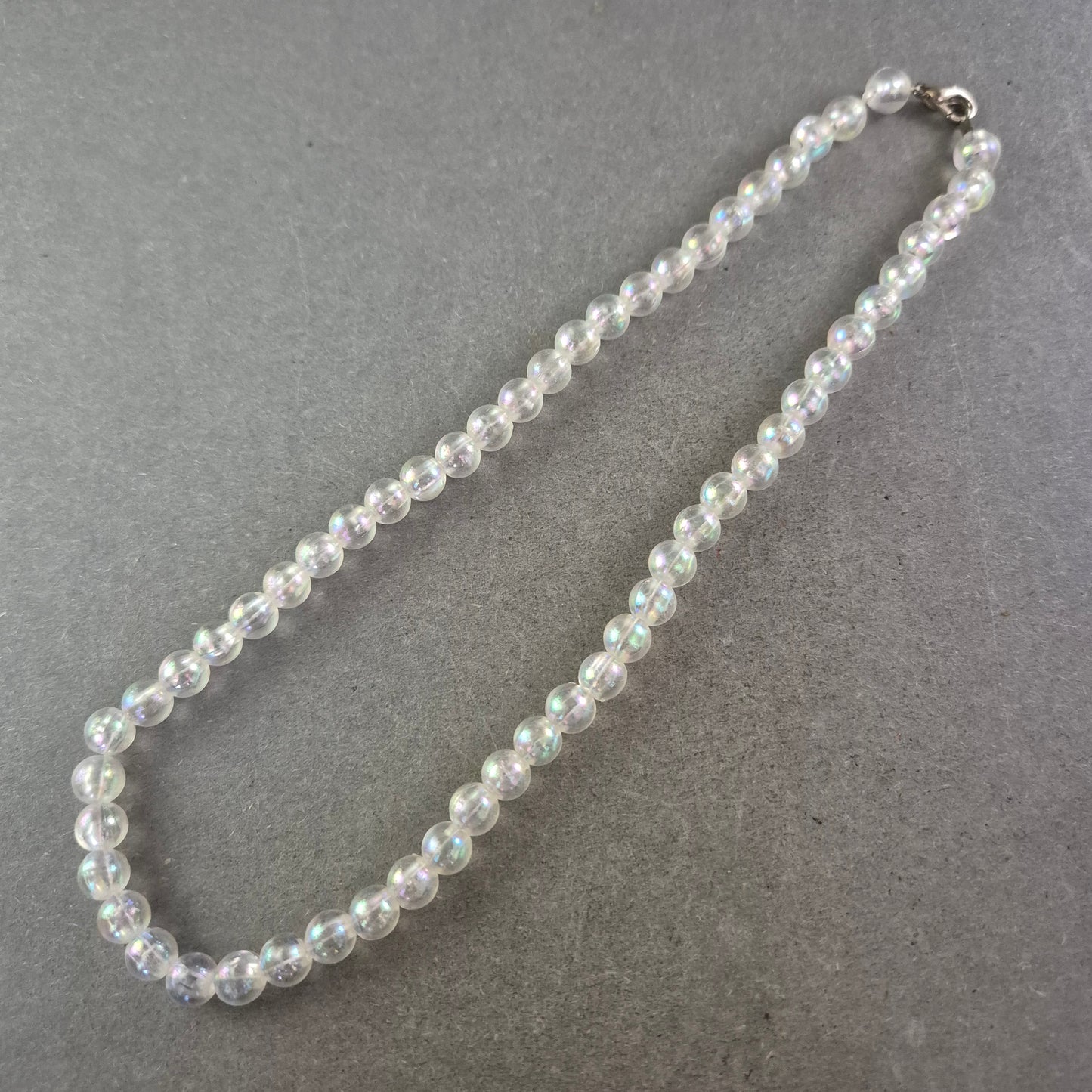 Elegante Perlenkette – Schimmerndes Design mit Irisierendem Glanz