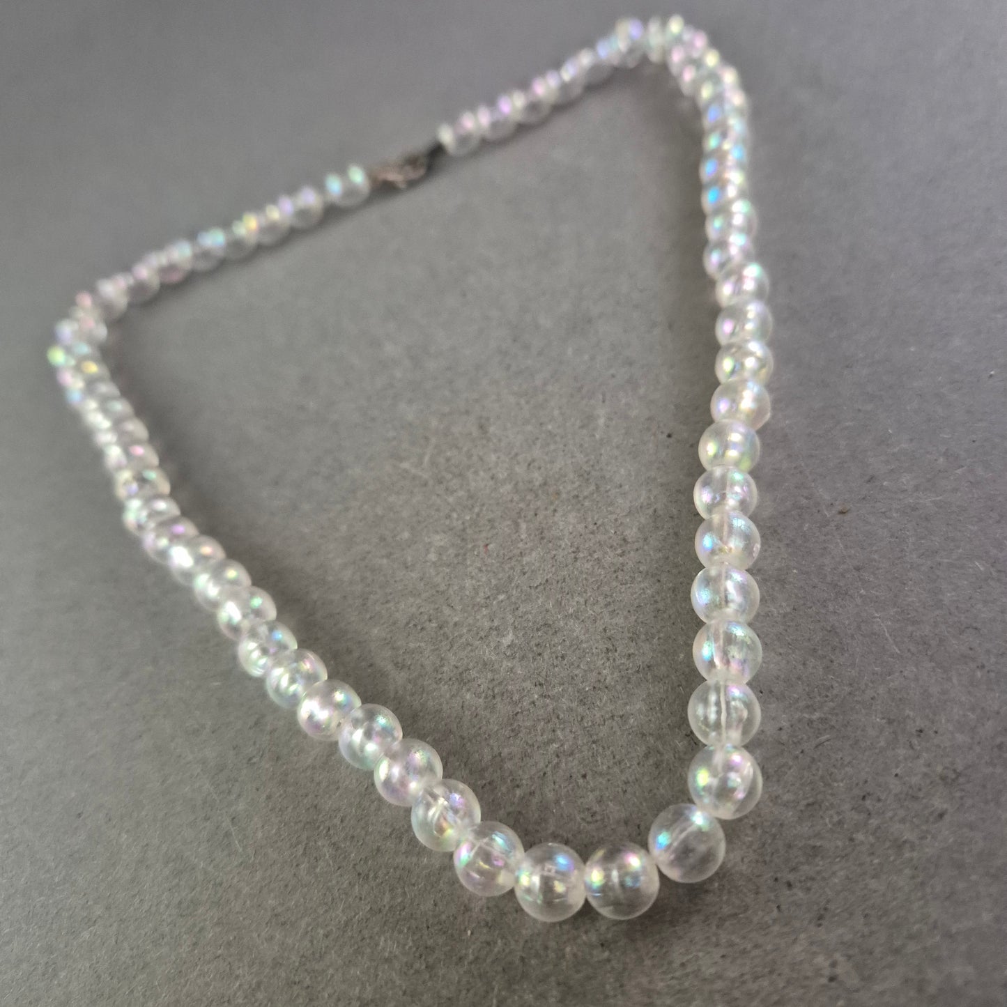 Elegante Perlenkette – Schimmerndes Design mit Irisierendem Glanz