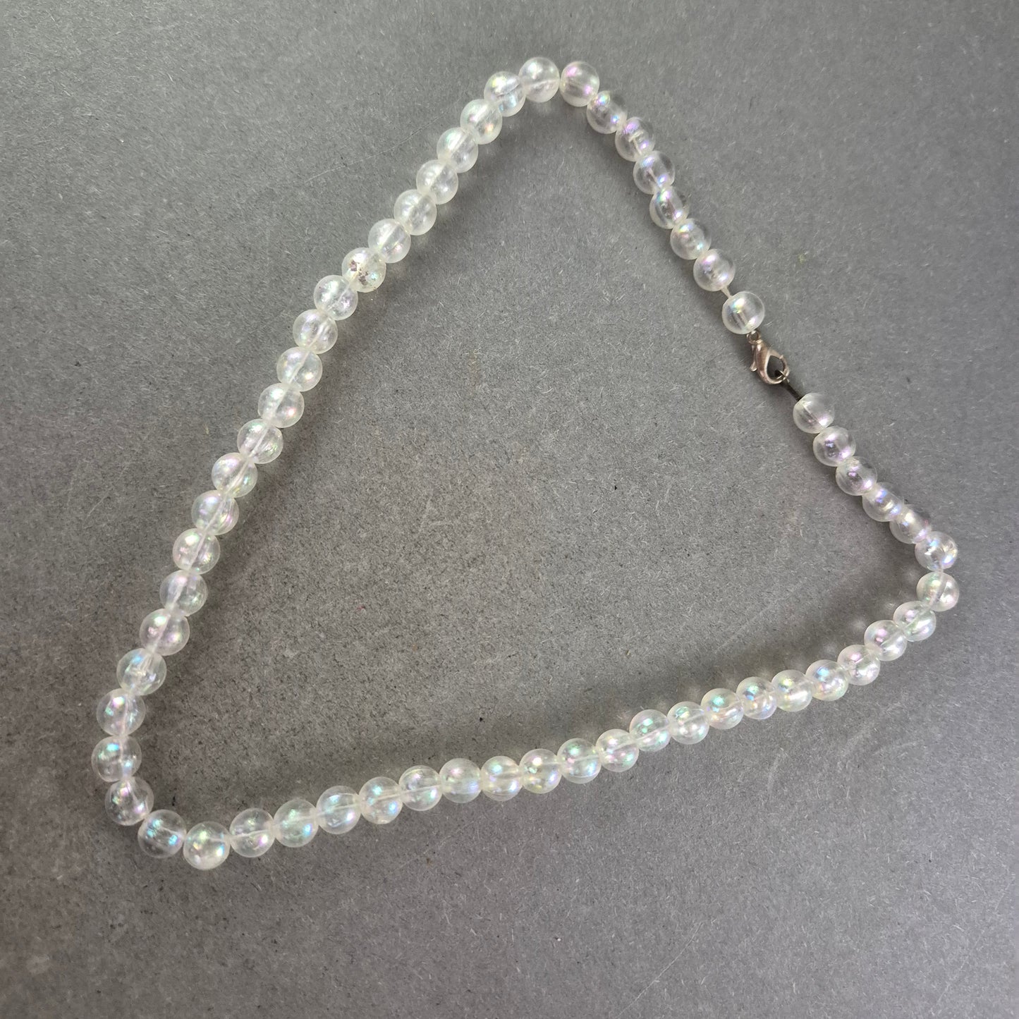 Elegante Perlenkette – Schimmerndes Design mit Irisierendem Glanz