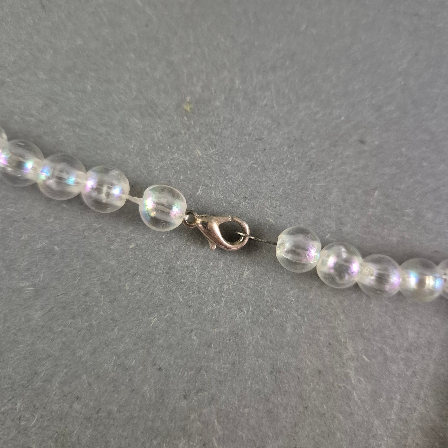 Elegante Perlenkette – Schimmerndes Design mit Irisierendem Glanz