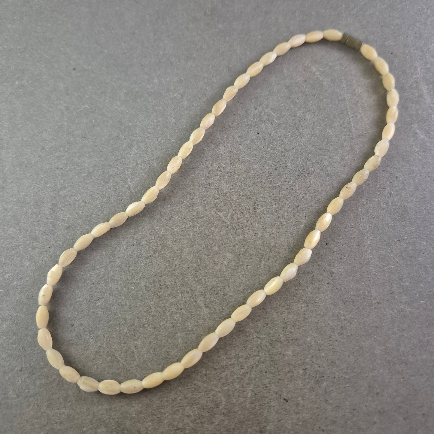 Natürliche Halskette mit ovalen Steinperlen – Schlicht und rustikal