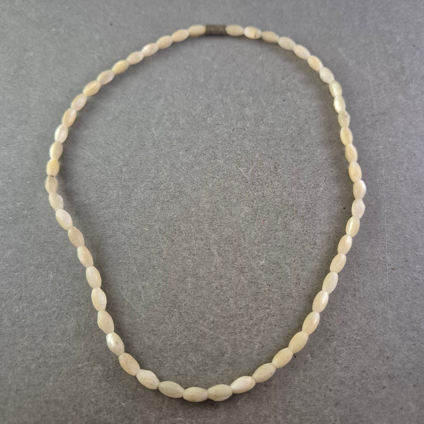 Natürliche Halskette mit ovalen Steinperlen – Schlicht und rustikal