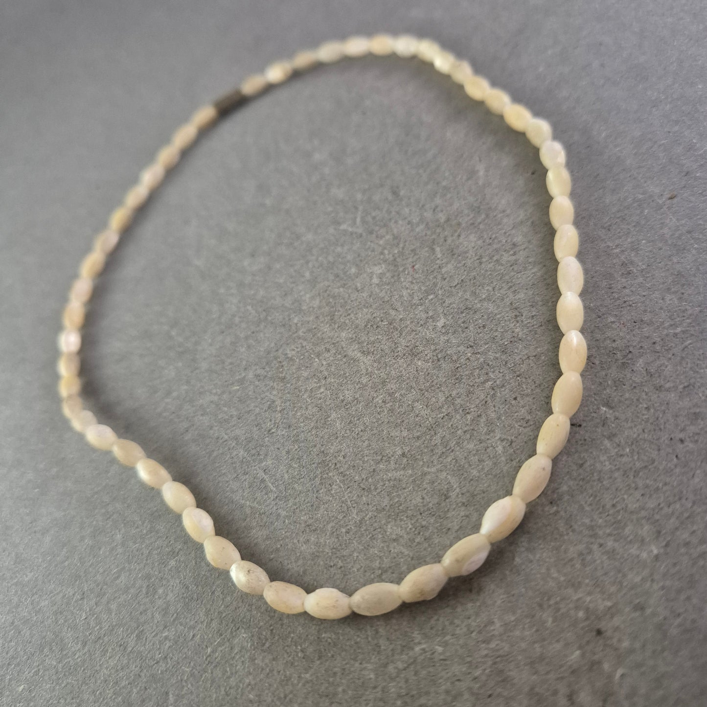 Natürliche Halskette mit ovalen Steinperlen – Schlicht und rustikal