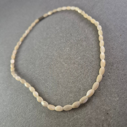 Natürliche Halskette mit ovalen Steinperlen – Schlicht und rustikal