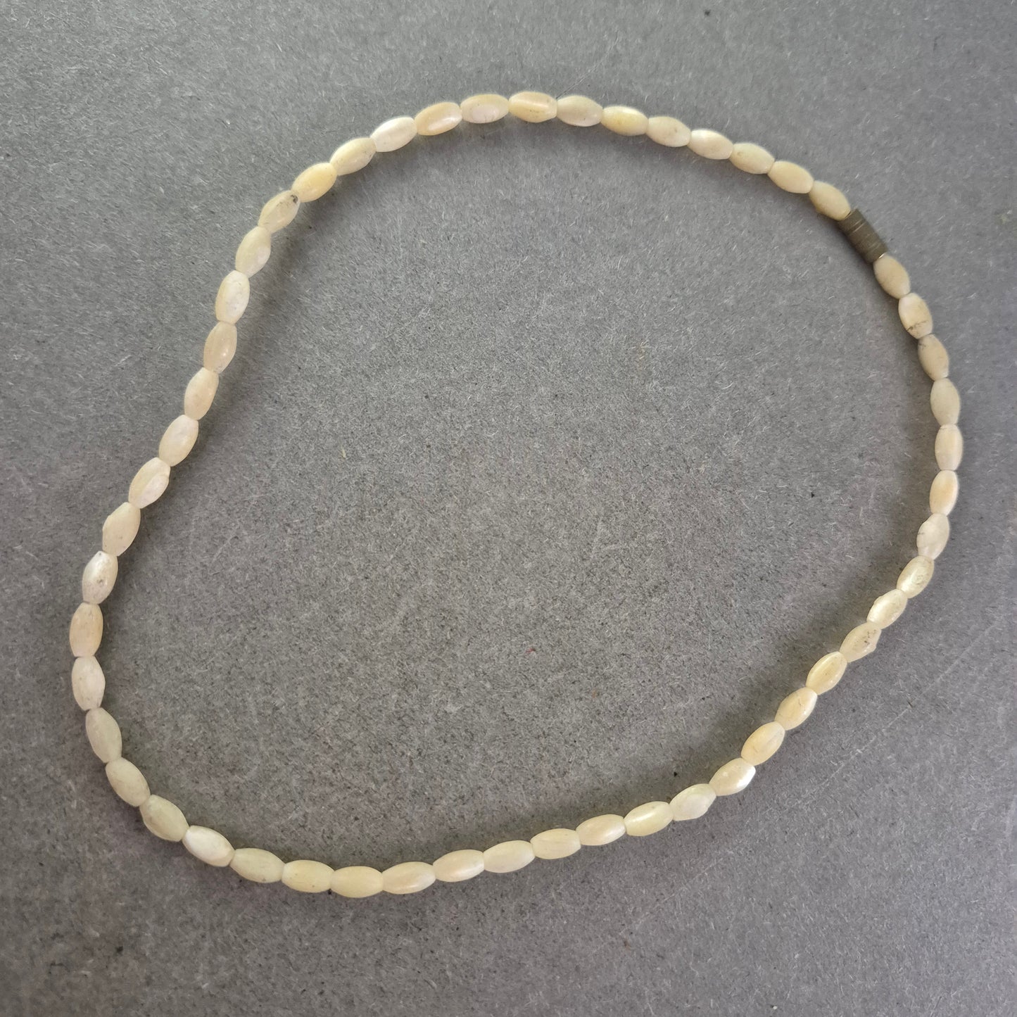 Natürliche Halskette mit ovalen Steinperlen – Schlicht und rustikal