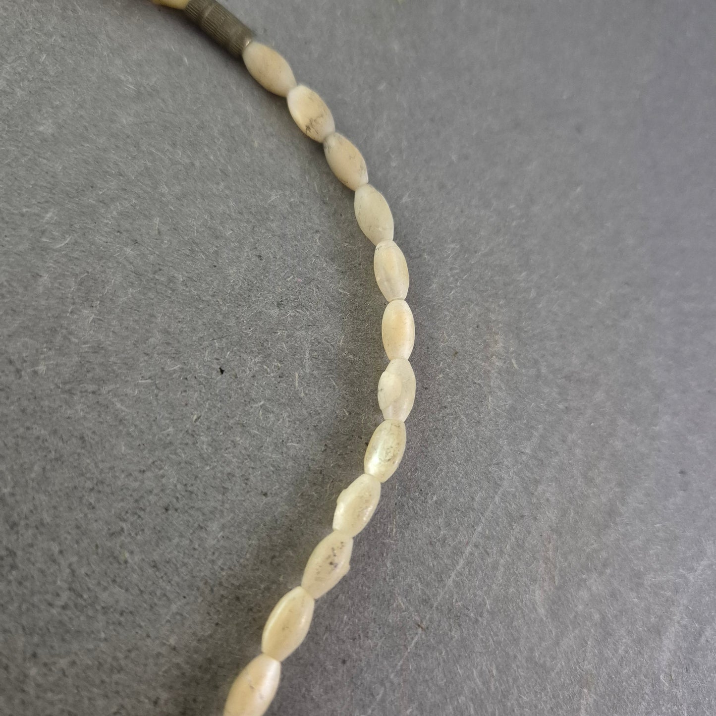 Natürliche Halskette mit ovalen Steinperlen – Schlicht und rustikal