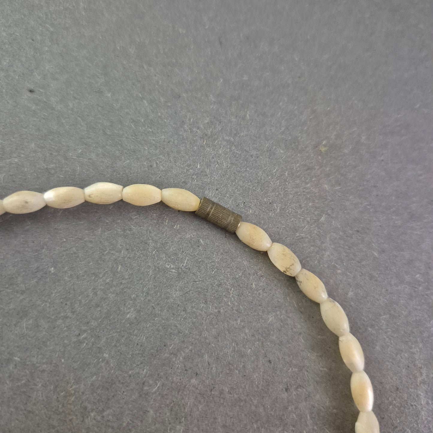 Natürliche Halskette mit ovalen Steinperlen – Schlicht und rustikal