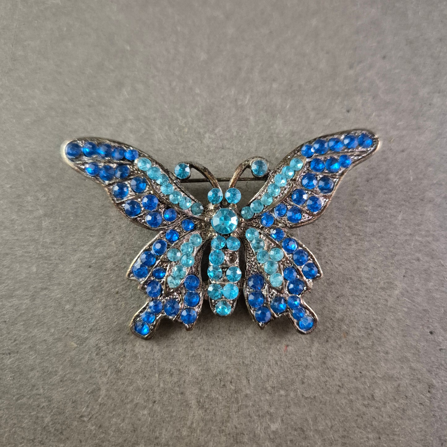 Schmetterlings Brosche mit blauen Strasssteinen – Funkelndes Vintage-Design