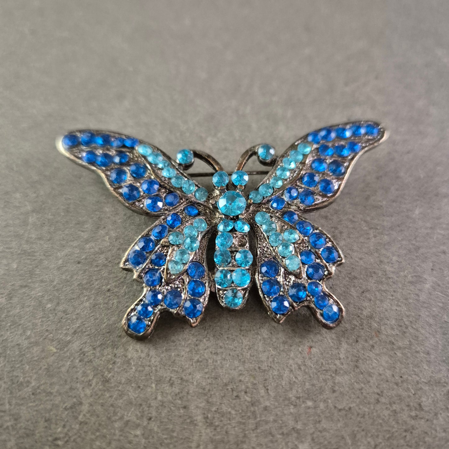 Schmetterlings Brosche mit blauen Strasssteinen – Funkelndes Vintage-Design
