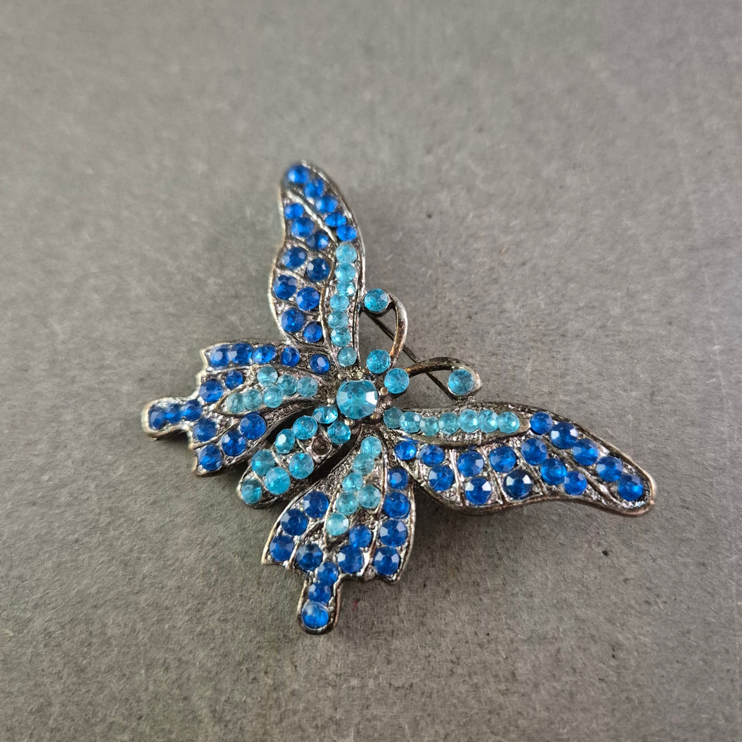 Schmetterlings Brosche mit blauen Strasssteinen – Funkelndes Vintage-Design