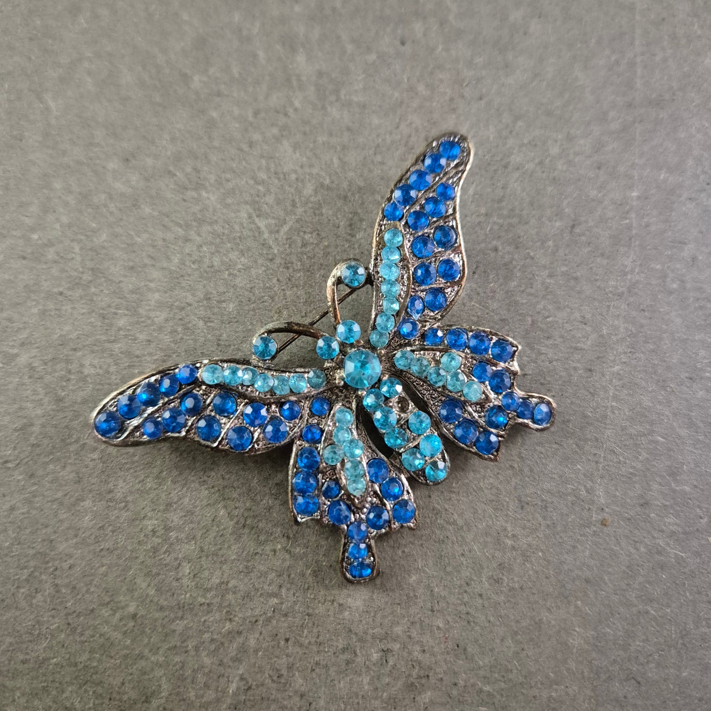Schmetterlings Brosche mit blauen Strasssteinen – Funkelndes Vintage-Design