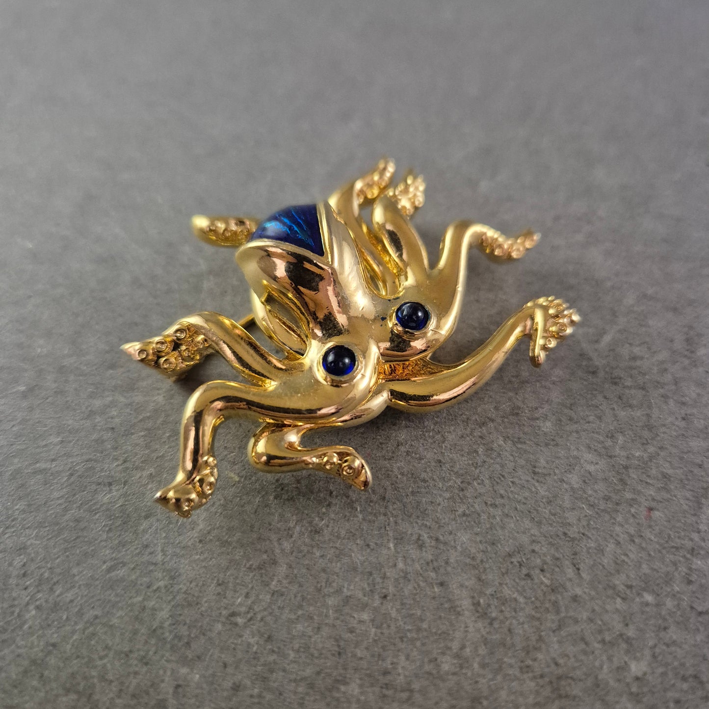 Goldfarbene Kraken Brosche mit blauen Steinen – Maritimer Eyecatcher