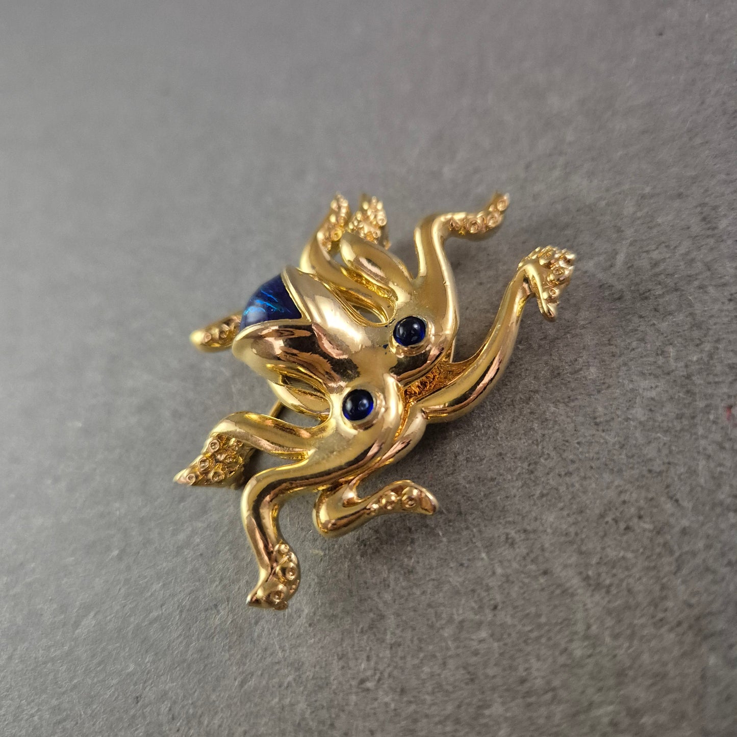 Goldfarbene Kraken Brosche mit blauen Steinen – Maritimer Eyecatcher