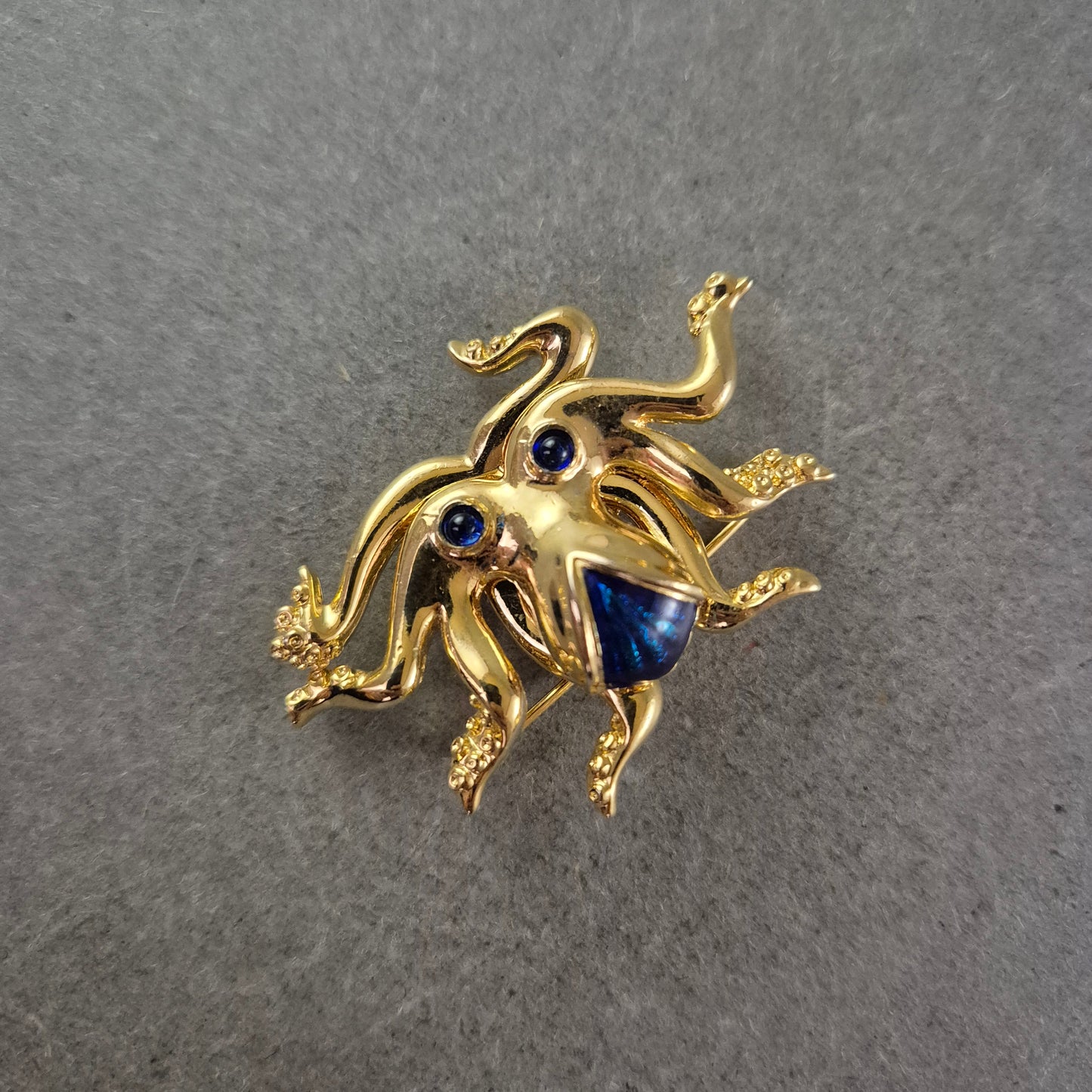 Goldfarbene Kraken Brosche mit blauen Steinen – Maritimer Eyecatcher