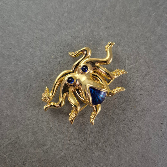 Goldfarbene Kraken Brosche mit blauen Steinen – Maritimer Eyecatcher