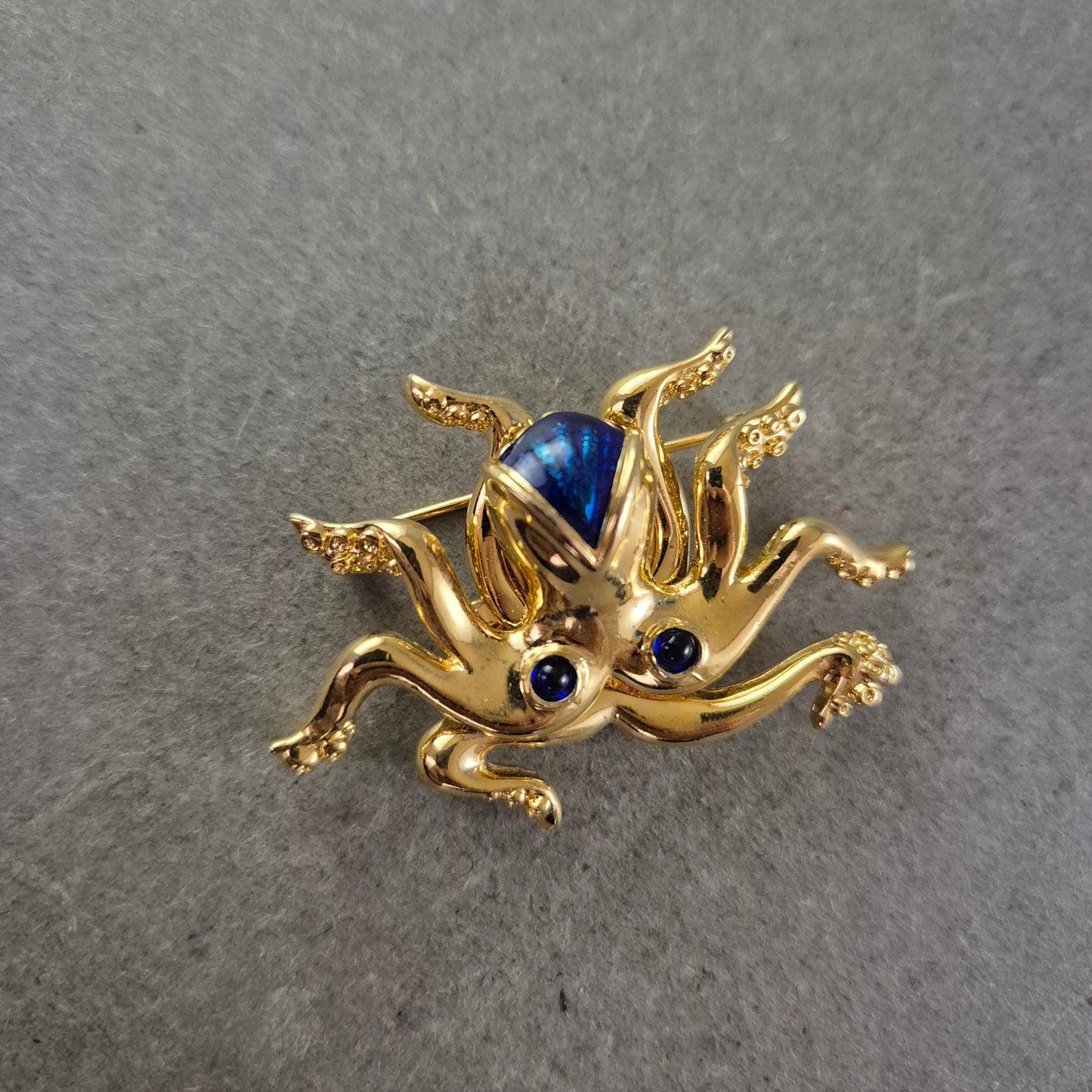 Goldfarbene Kraken Brosche mit blauen Steinen – Maritimer Eyecatcher