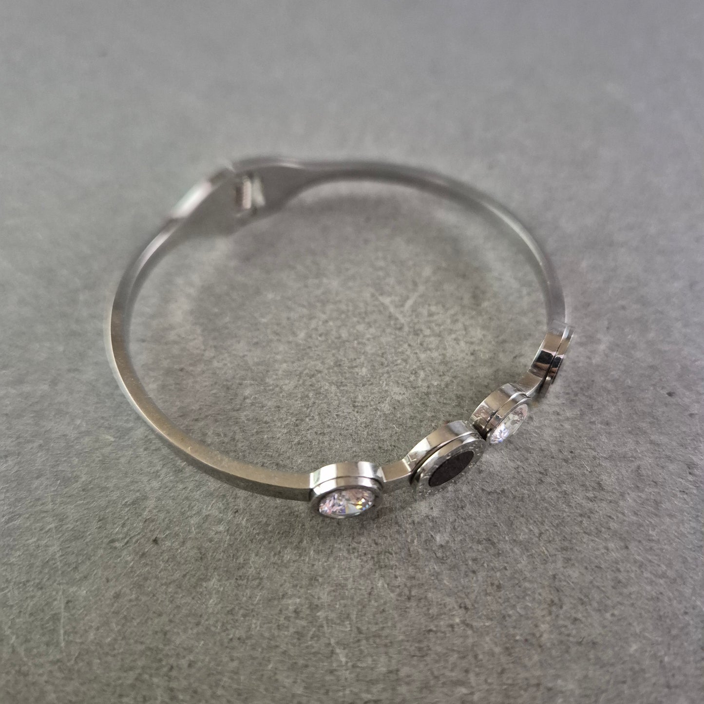 Elegantes Armreif Armband mit Kristallen und schwarzem Inlay