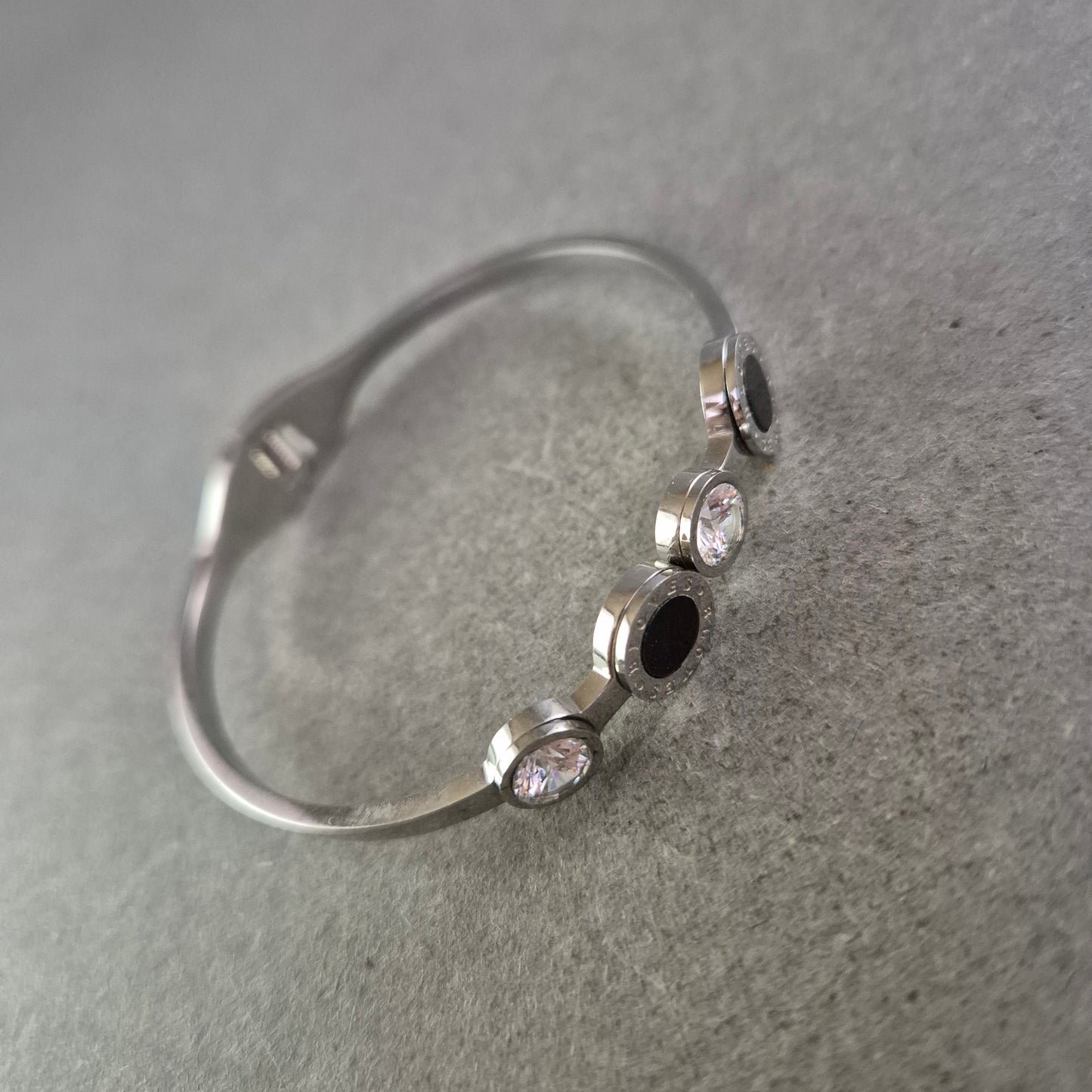 Elegantes Armreif Armband mit Kristallen und schwarzem Inlay