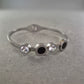 Elegantes Armreif Armband mit Kristallen und schwarzem Inlay