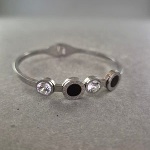 Elegantes Armreif Armband mit Kristallen und schwarzem Inlay