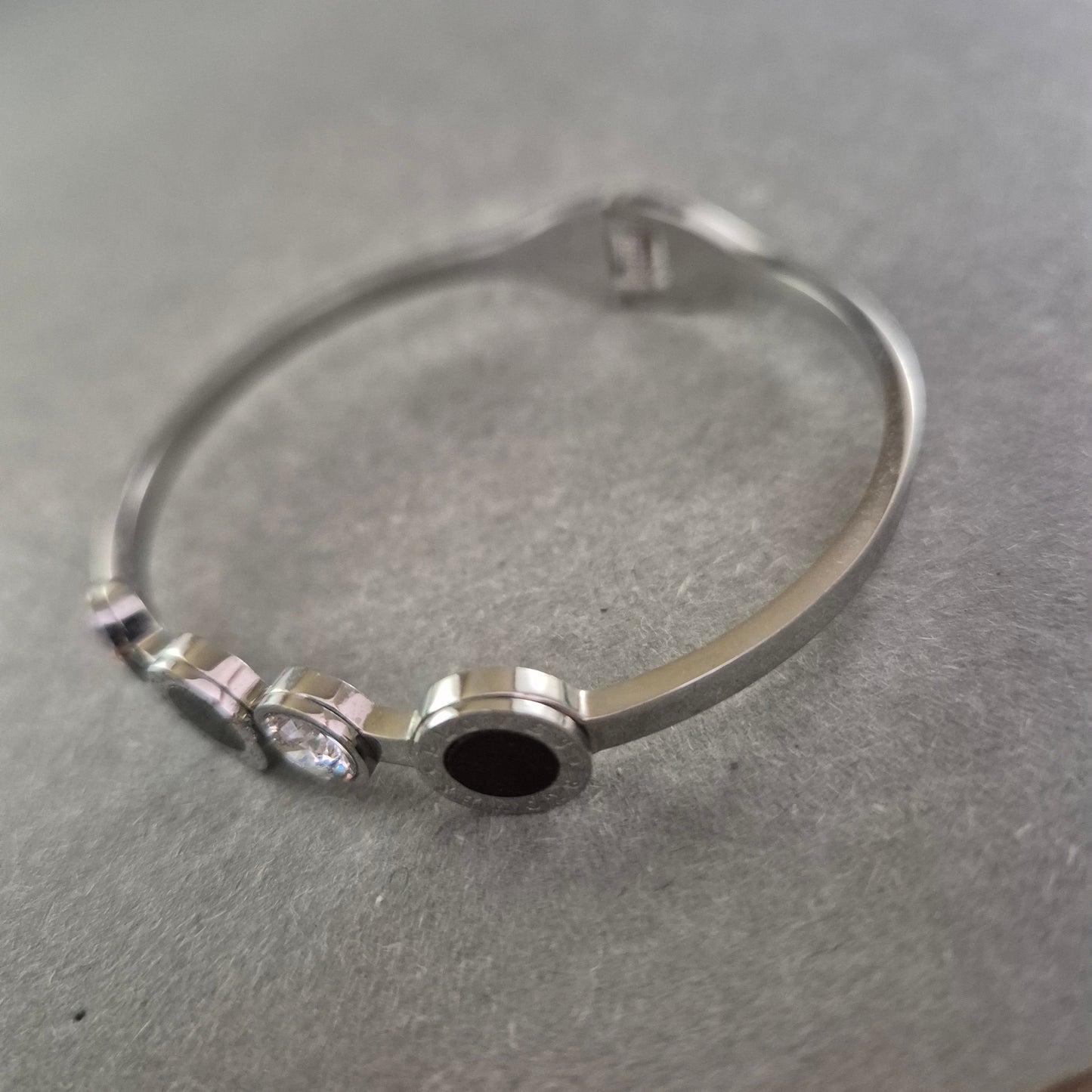 Elegantes Armreif Armband mit Kristallen und schwarzem Inlay