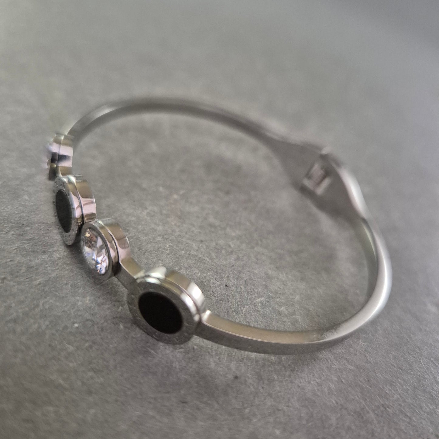 Elegantes Armreif Armband mit Kristallen und schwarzem Inlay