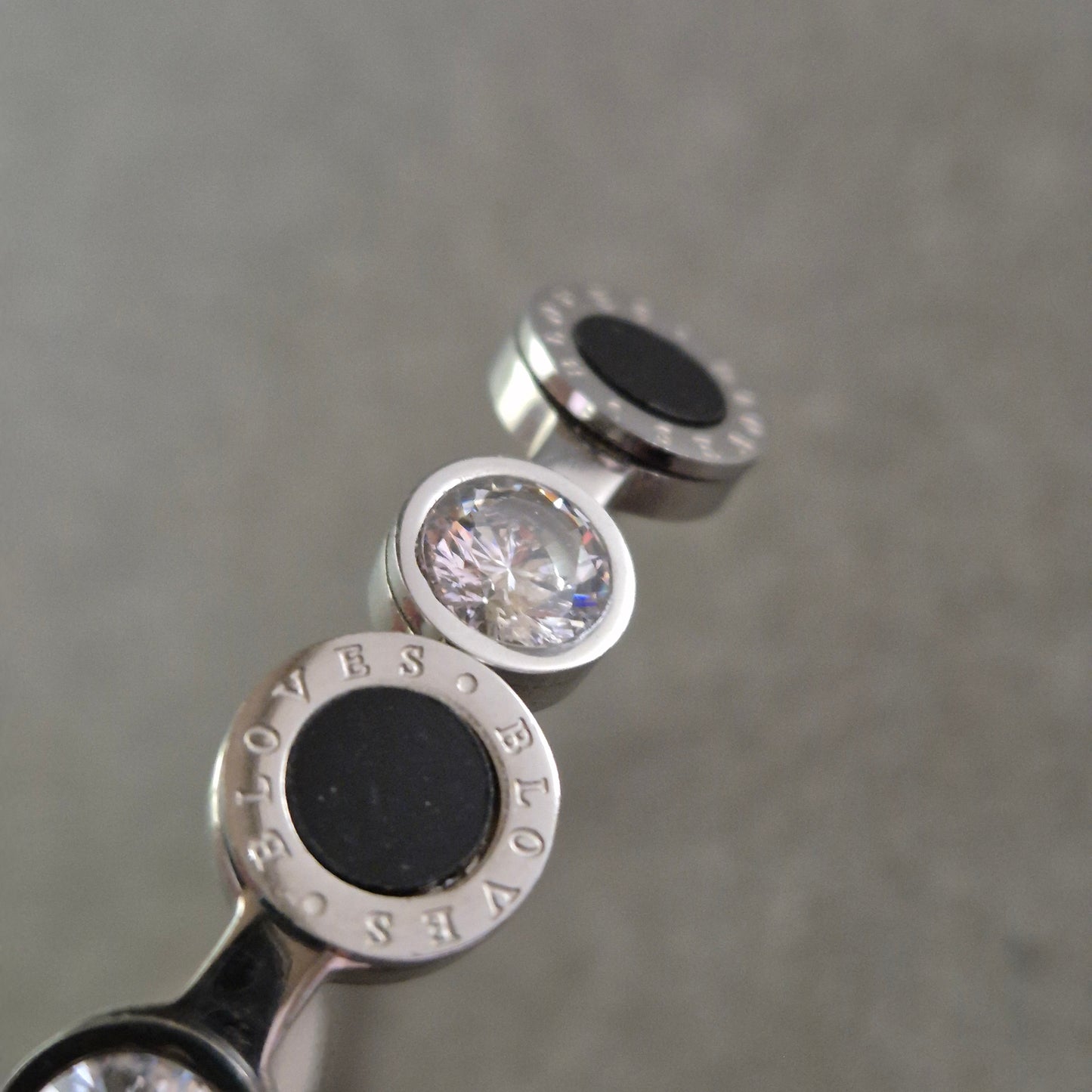 Elegantes Armreif Armband mit Kristallen und schwarzem Inlay