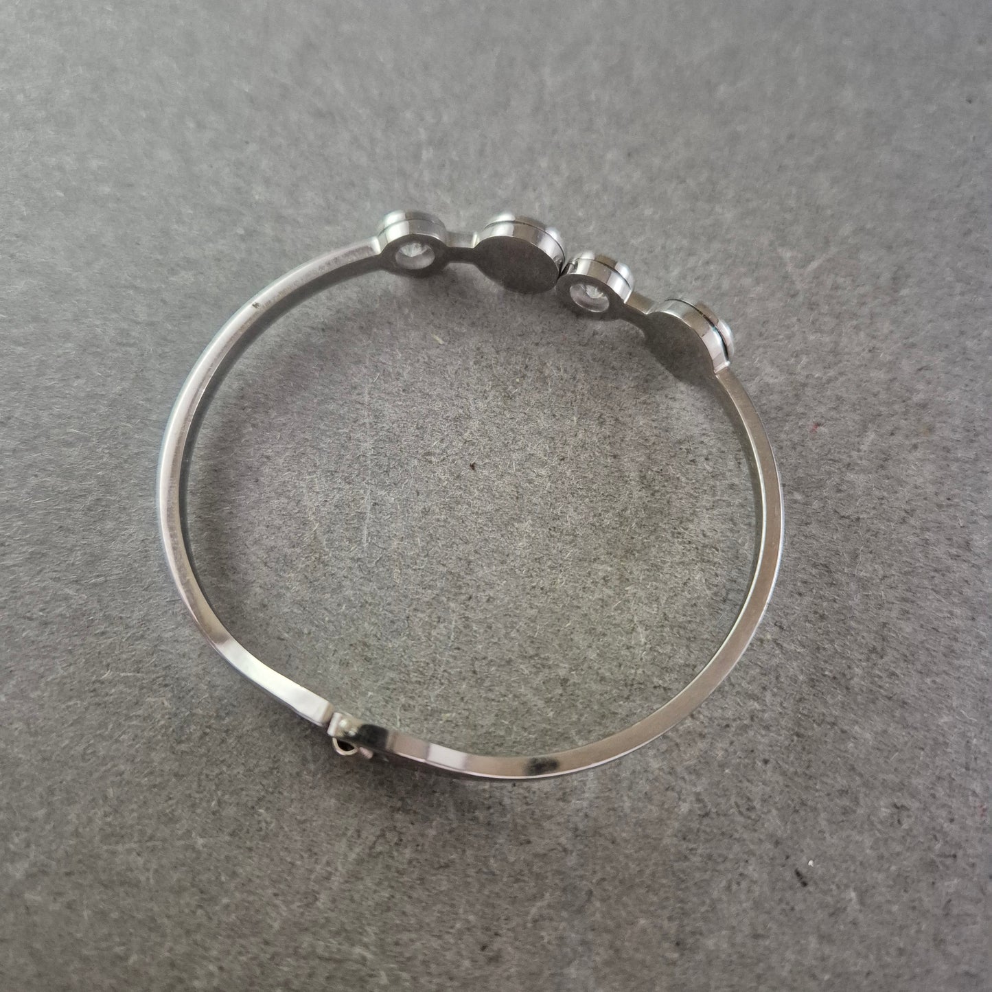 Elegantes Armreif Armband mit Kristallen und schwarzem Inlay