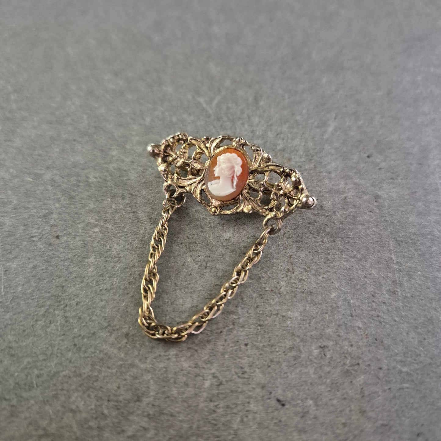 Filigrane Brosche mit Kamee – Antikes Porträt im Vintage-Stil