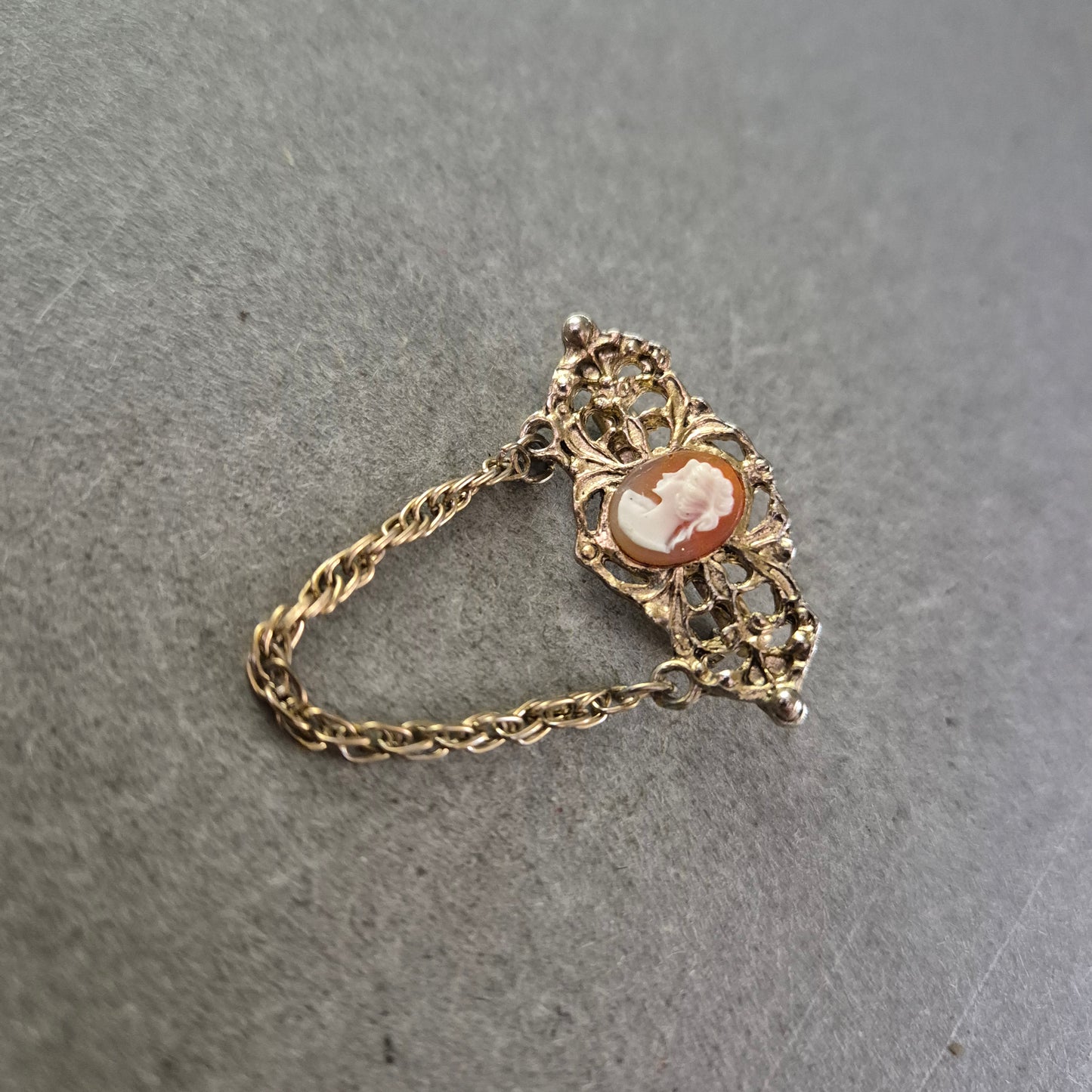 Filigrane Brosche mit Kamee – Antikes Porträt im Vintage-Stil