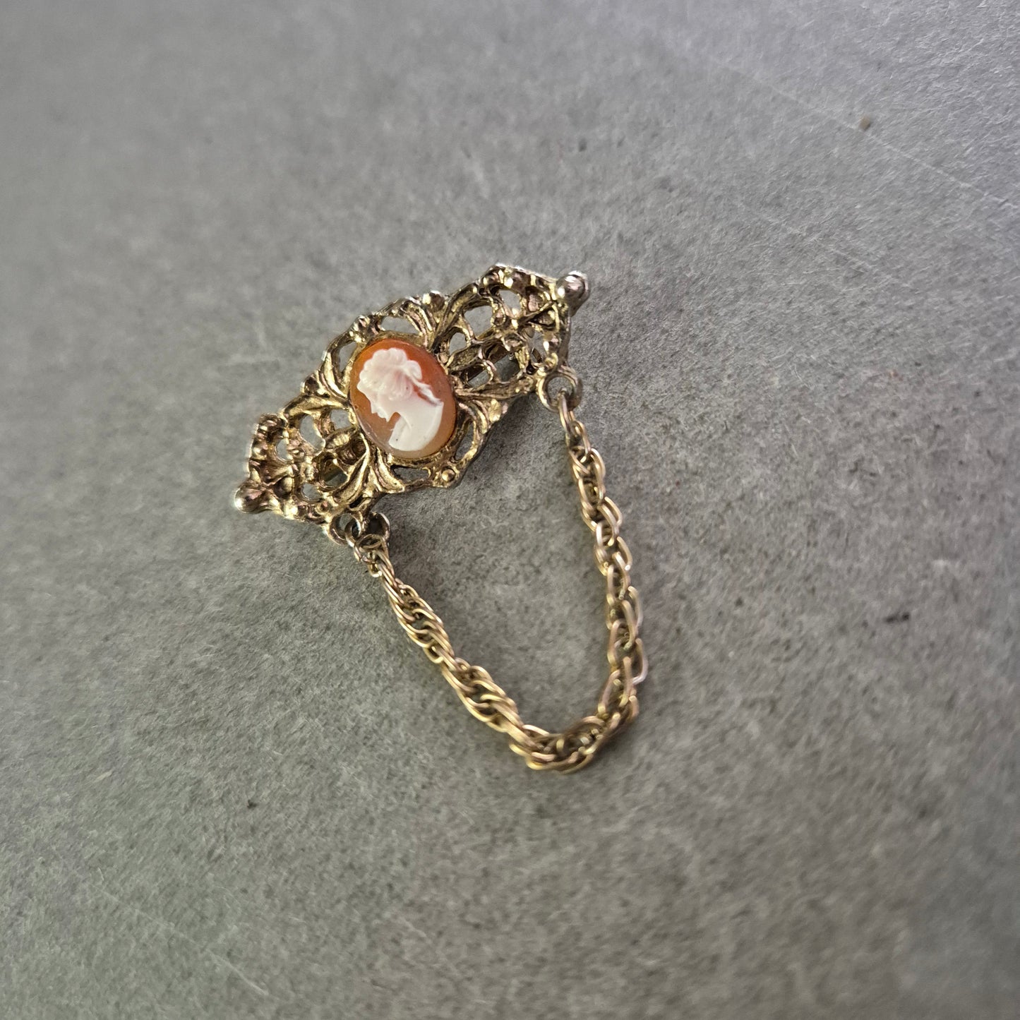 Filigrane Brosche mit Kamee – Antikes Porträt im Vintage-Stil