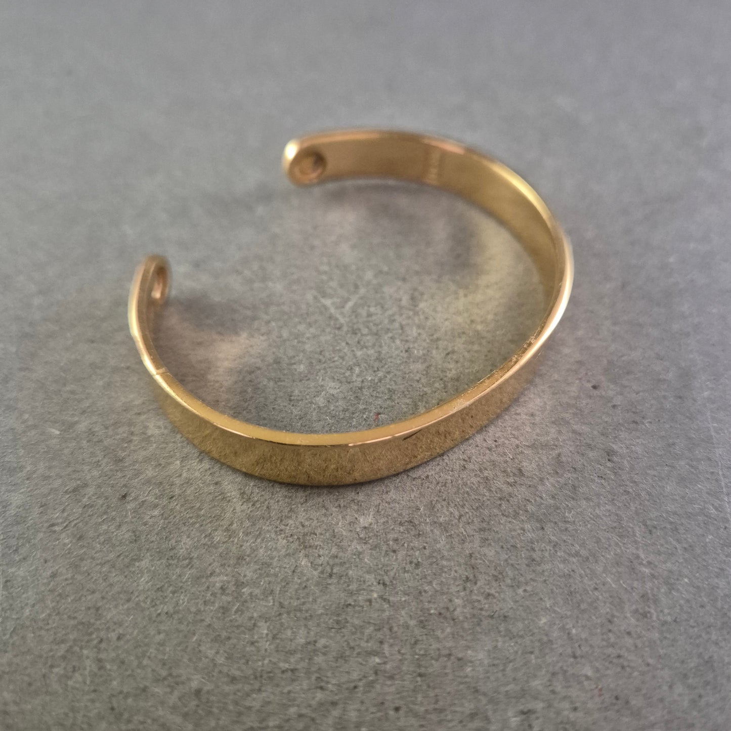 Schlichter Armreif in Goldoptik – Zeitlos und vielseitig tragbar