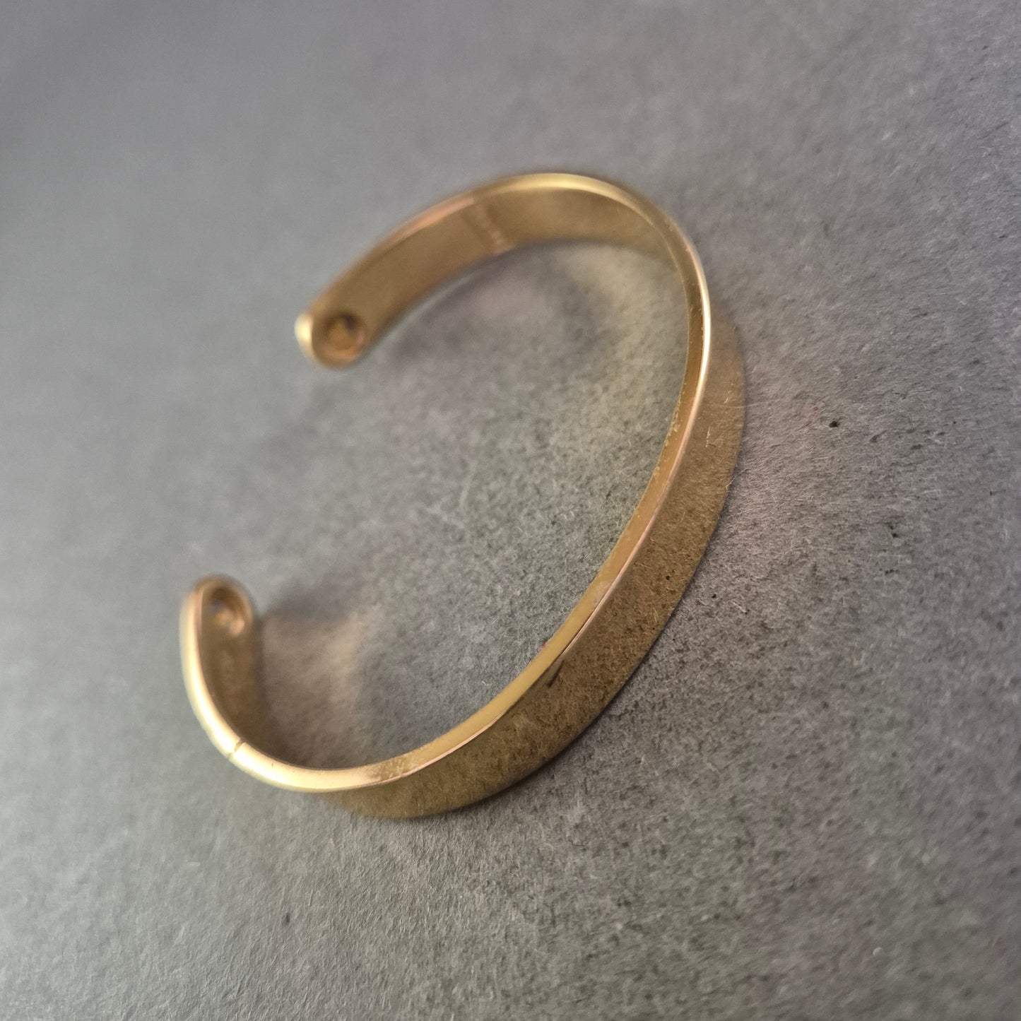 Schlichter Armreif in Goldoptik – Zeitlos und vielseitig tragbar