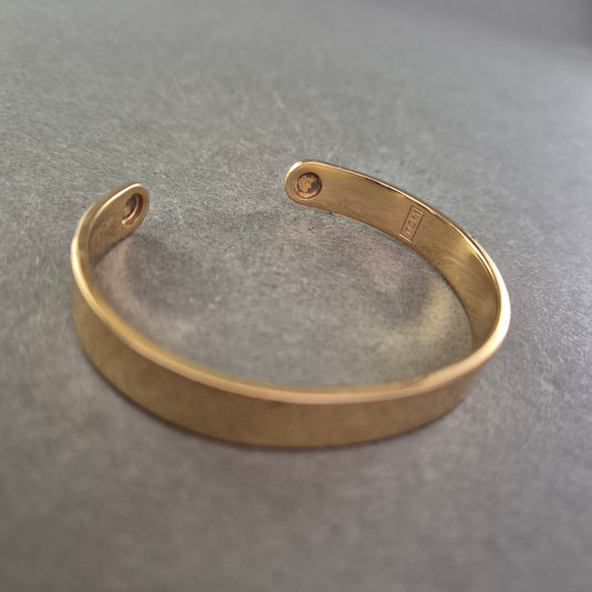 Schlichter Armreif in Goldoptik – Zeitlos und vielseitig tragbar