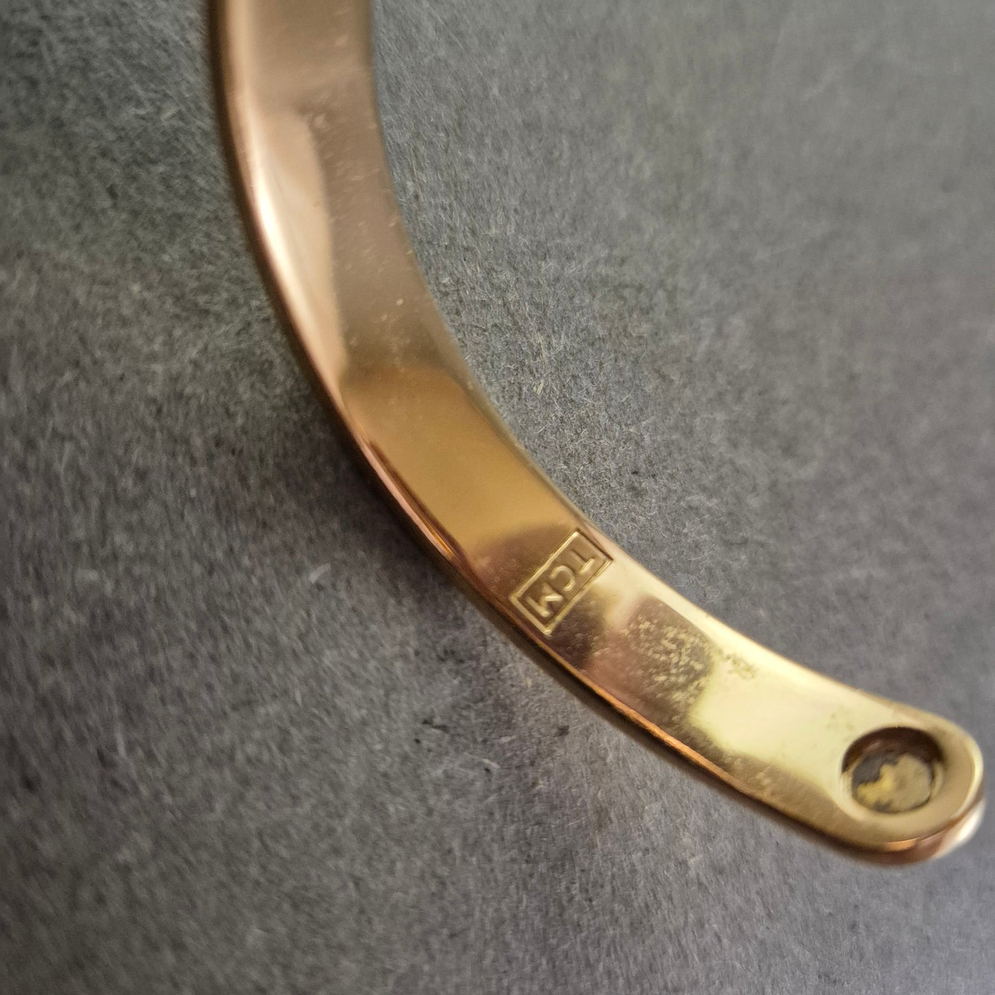 Schlichter Armreif in Goldoptik – Zeitlos und vielseitig tragbar