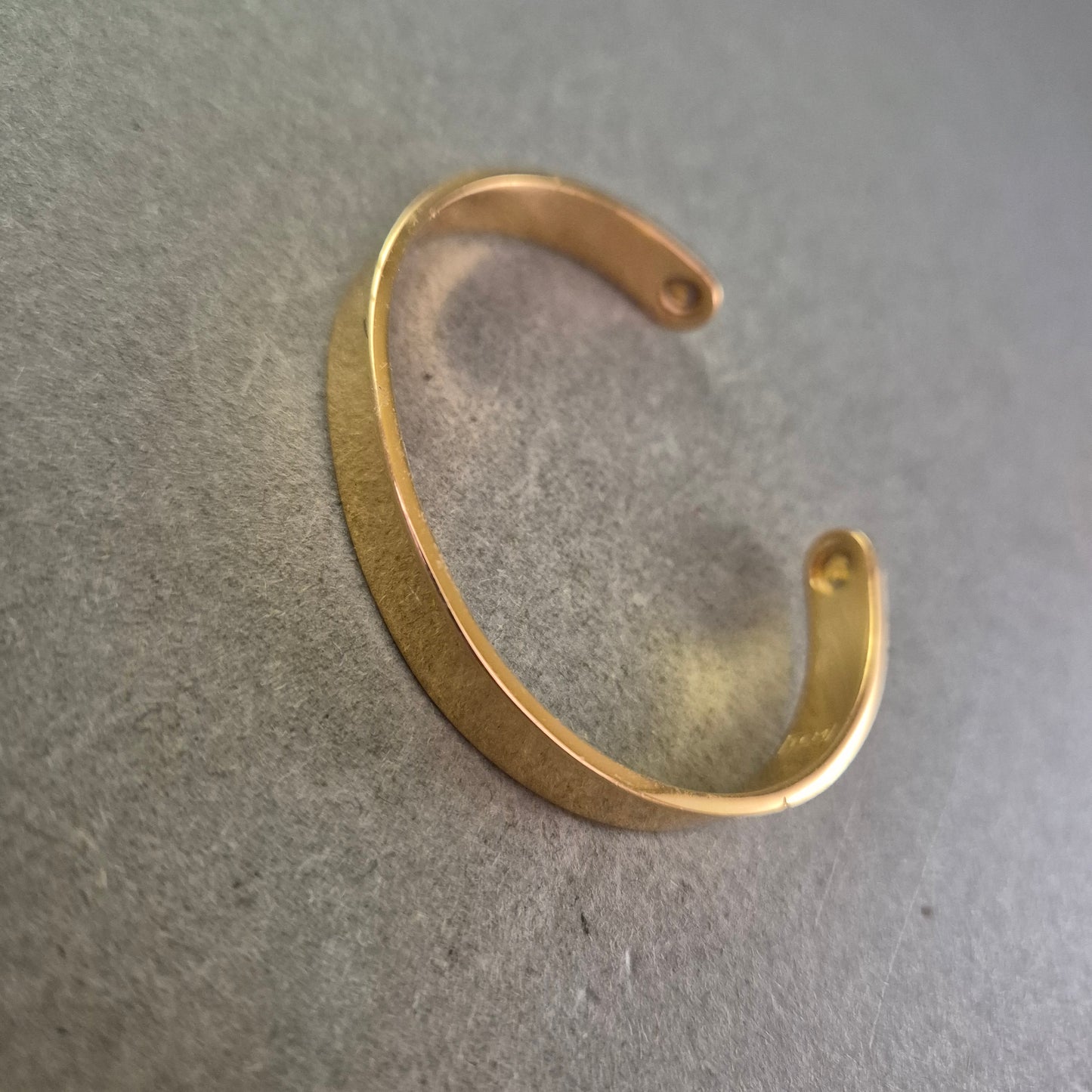 Schlichter Armreif in Goldoptik – Zeitlos und vielseitig tragbar