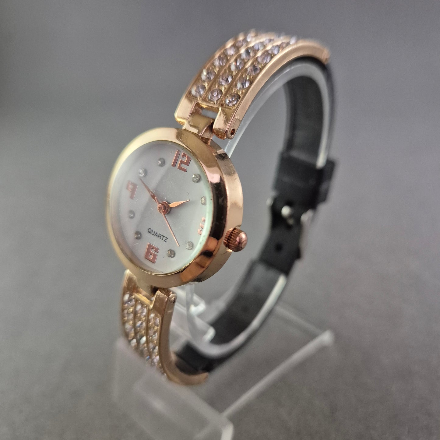 Funkelnde Damen Uhr in Goldoptik – Mit Strass und Lederarmband
