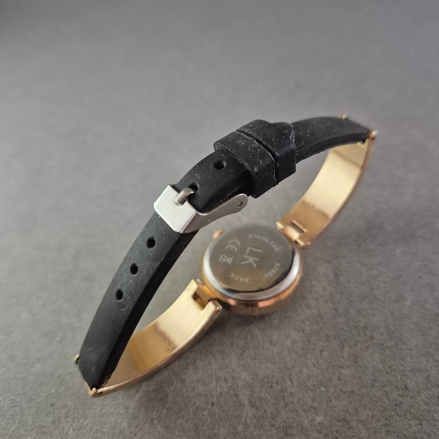 Funkelnde Damen Uhr in Goldoptik – Mit Strass und Lederarmband