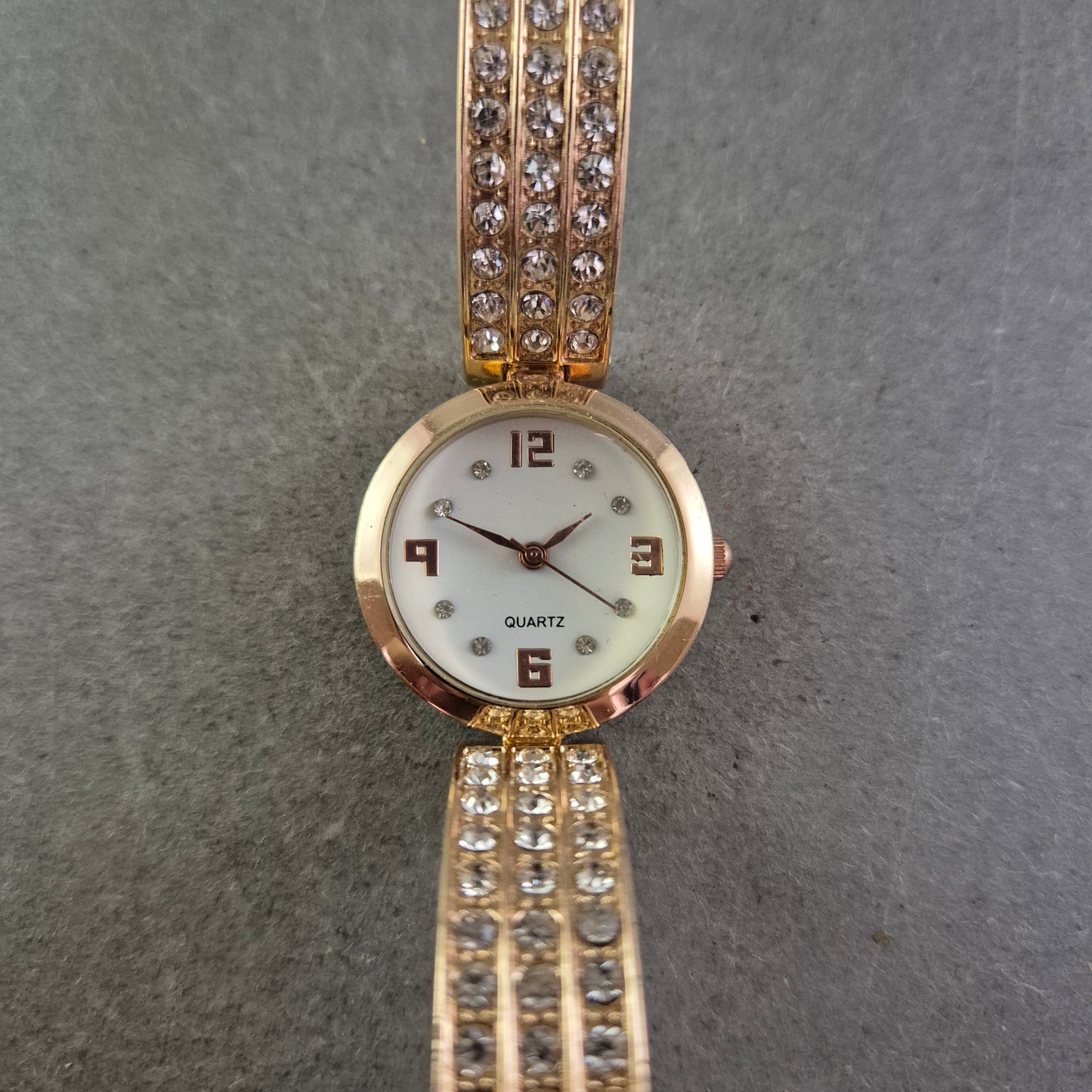 Funkelnde Damen Uhr in Goldoptik – Mit Strass und Lederarmband