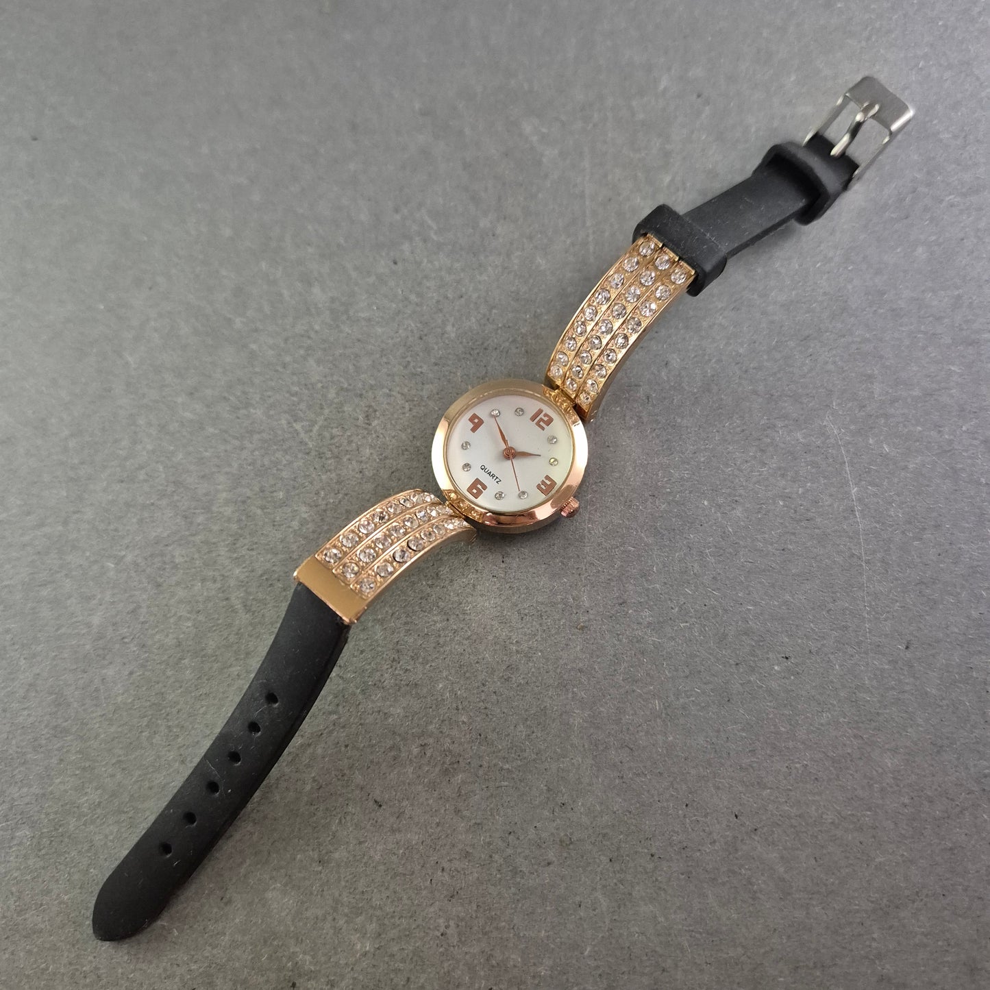 Funkelnde Damen Uhr in Goldoptik – Mit Strass und Lederarmband
