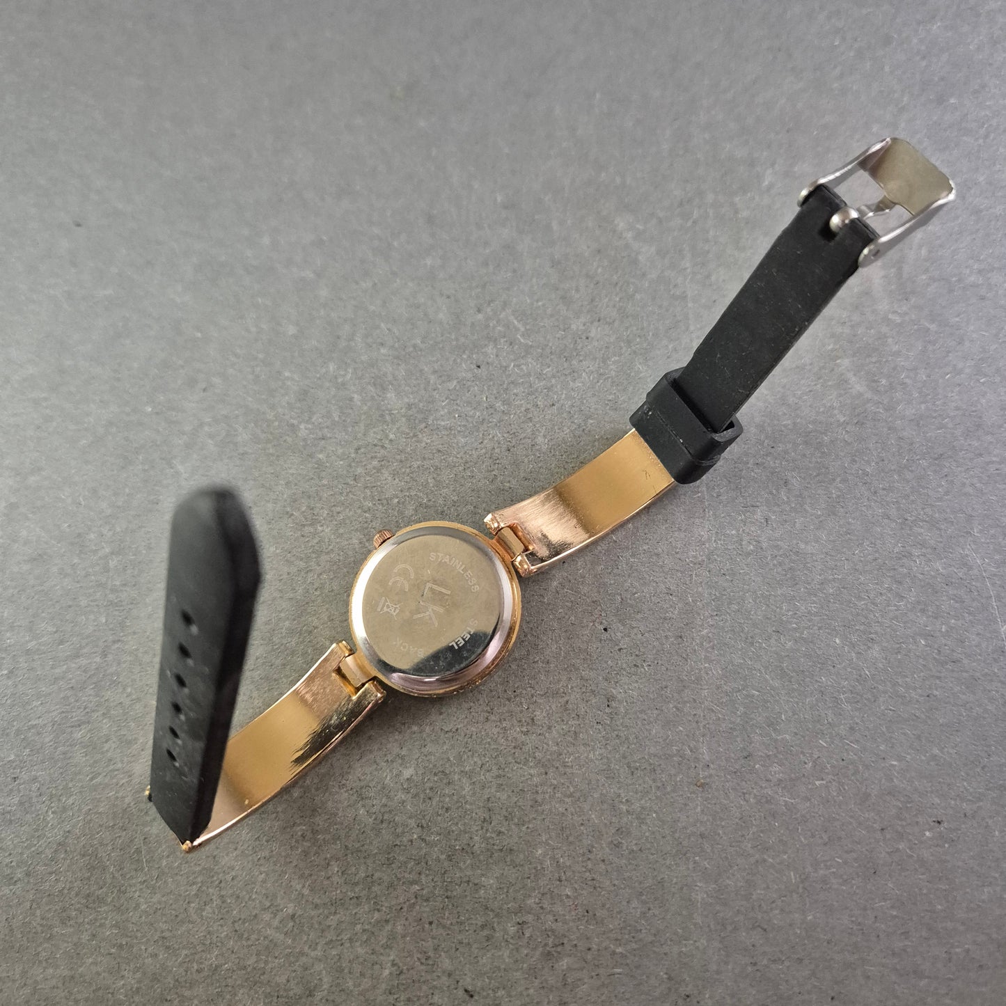 Funkelnde Damen Uhr in Goldoptik – Mit Strass und Lederarmband