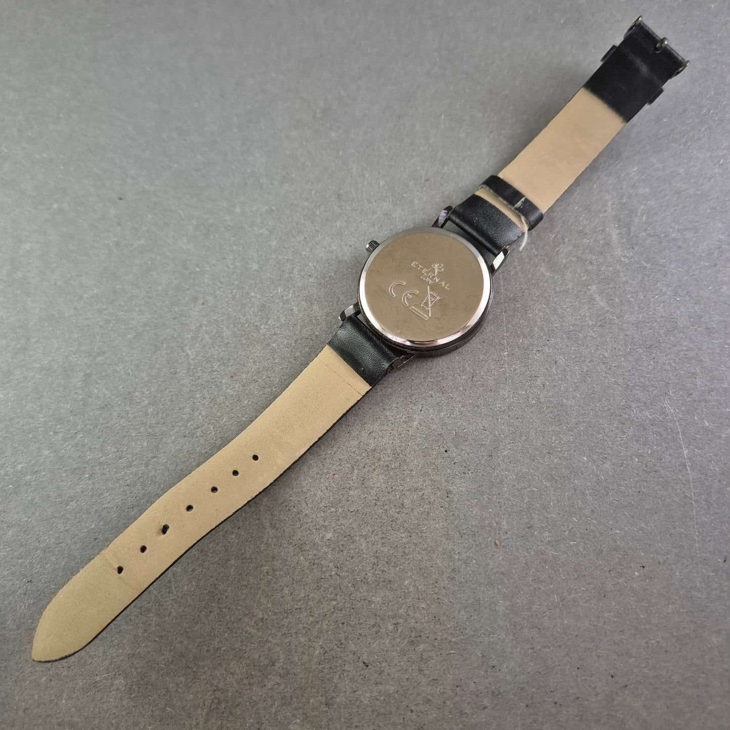 Eternal Love Damen Uhr mit Blumenmotiv – Verspielter Look in Schwarz